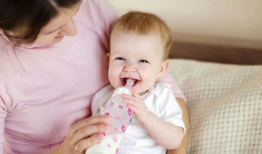 宝宝吃母乳视频,母爱传递的美好画面